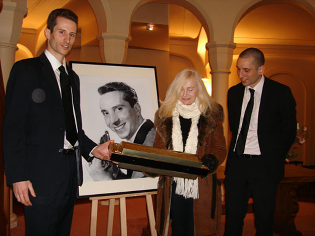Michèle Torr with Rémy and Richard, Albert Raisner's sons, beside his portrait
