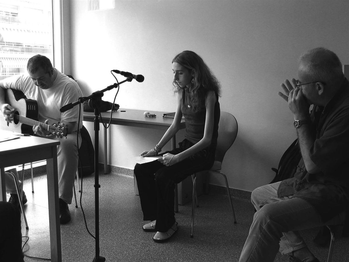 Séance musicale à l'hôpital : un guitariste, une jeune femme et un harmoniciste