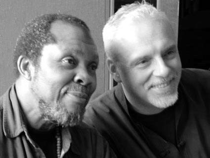 Portrait en noir et blanc de deux musiciens souriants