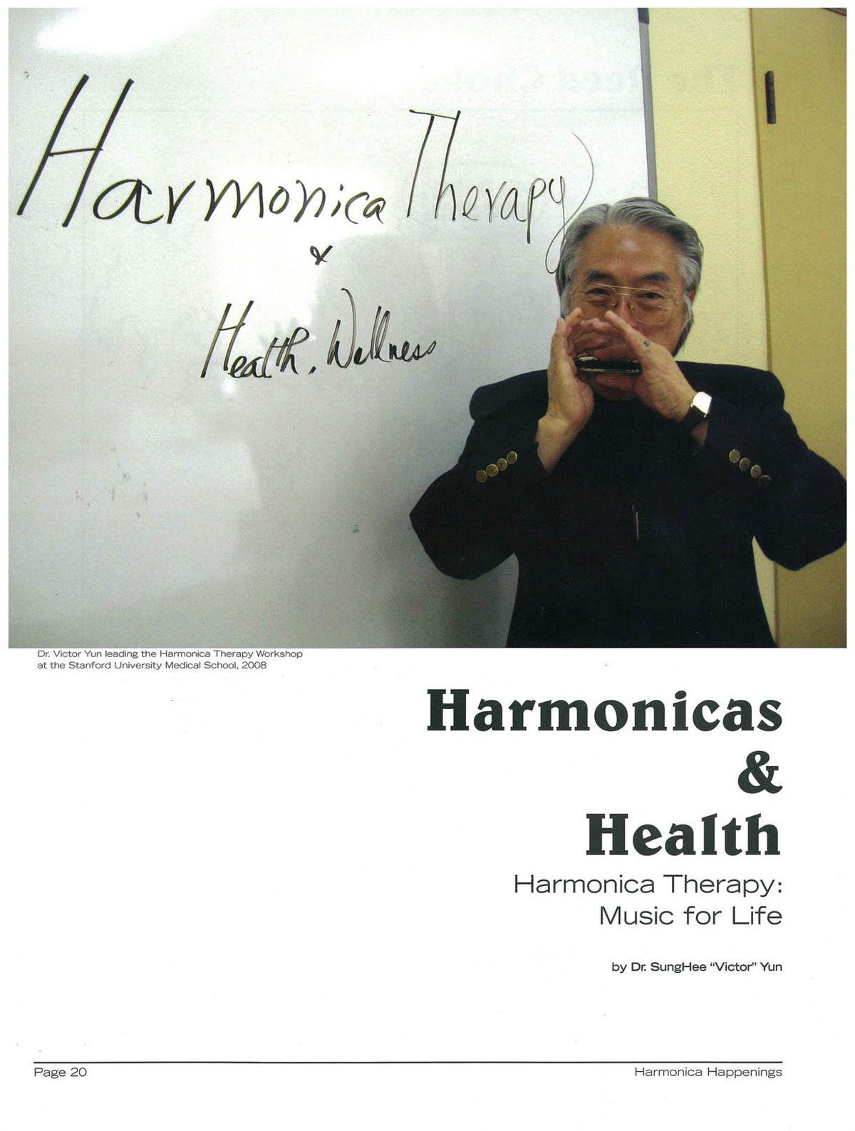 Le Dr Sung Hee « Victor » Yun jouant de l'harmonica devant un tableau « Harmonica Therapy »